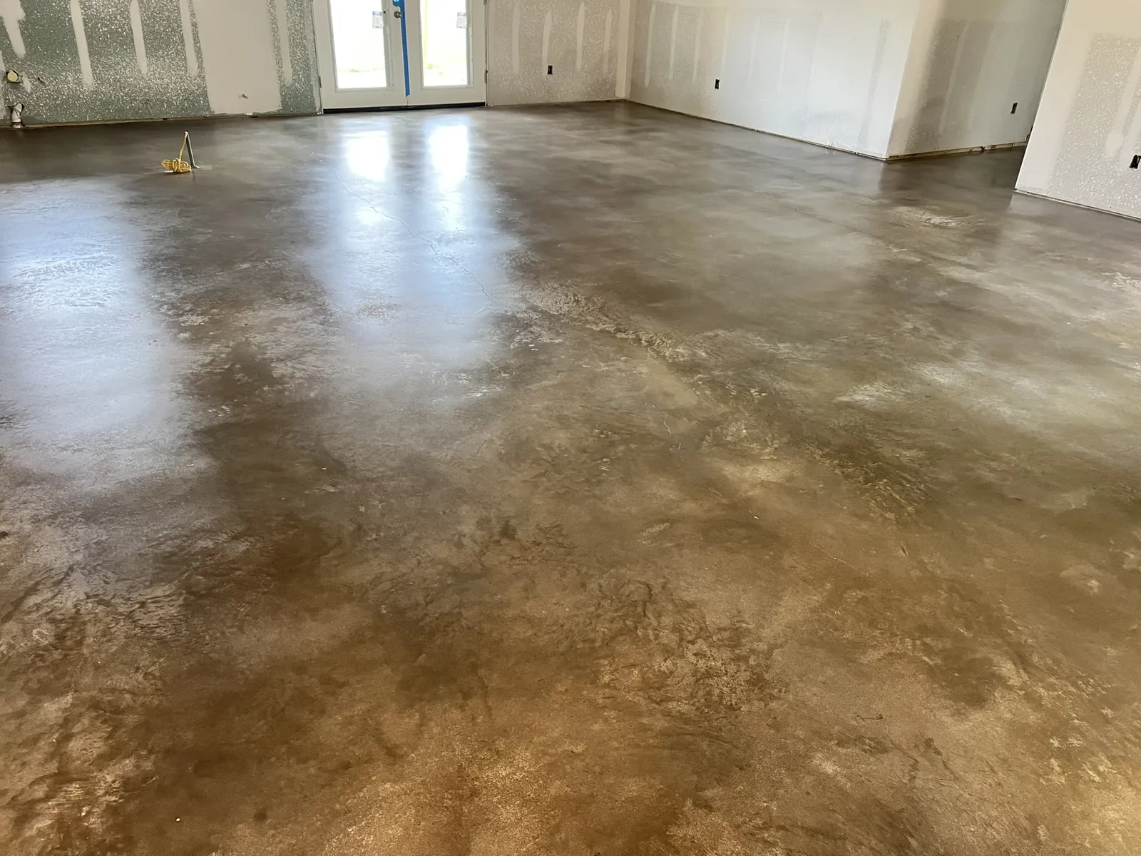 Open floor, polished and sealed concrete